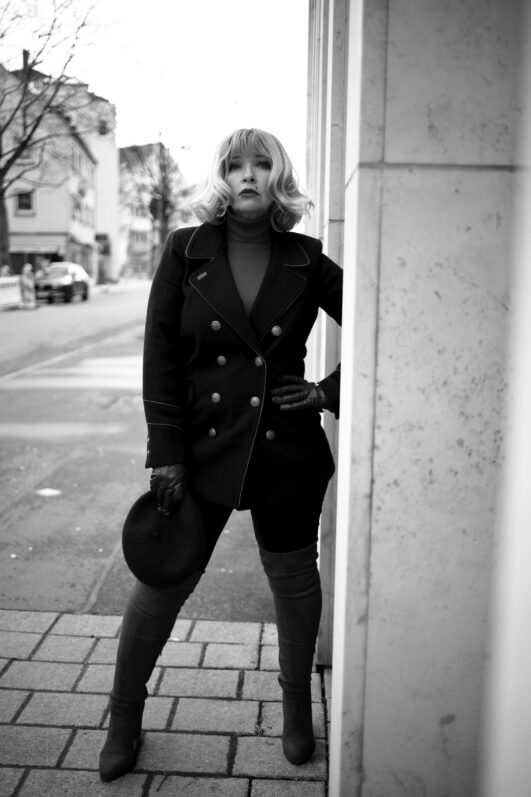 model nicole h 032 79528639