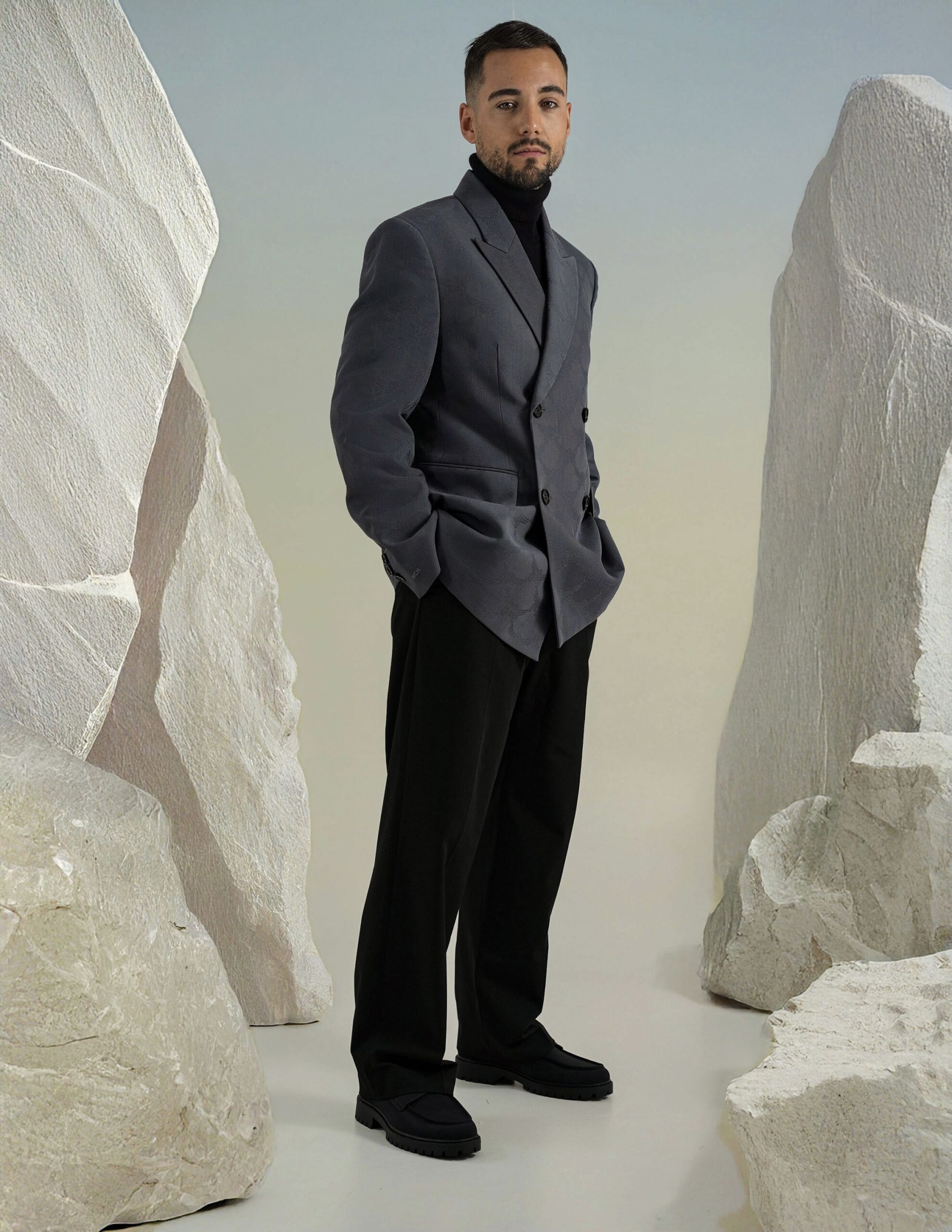 model maximilian j 24695749